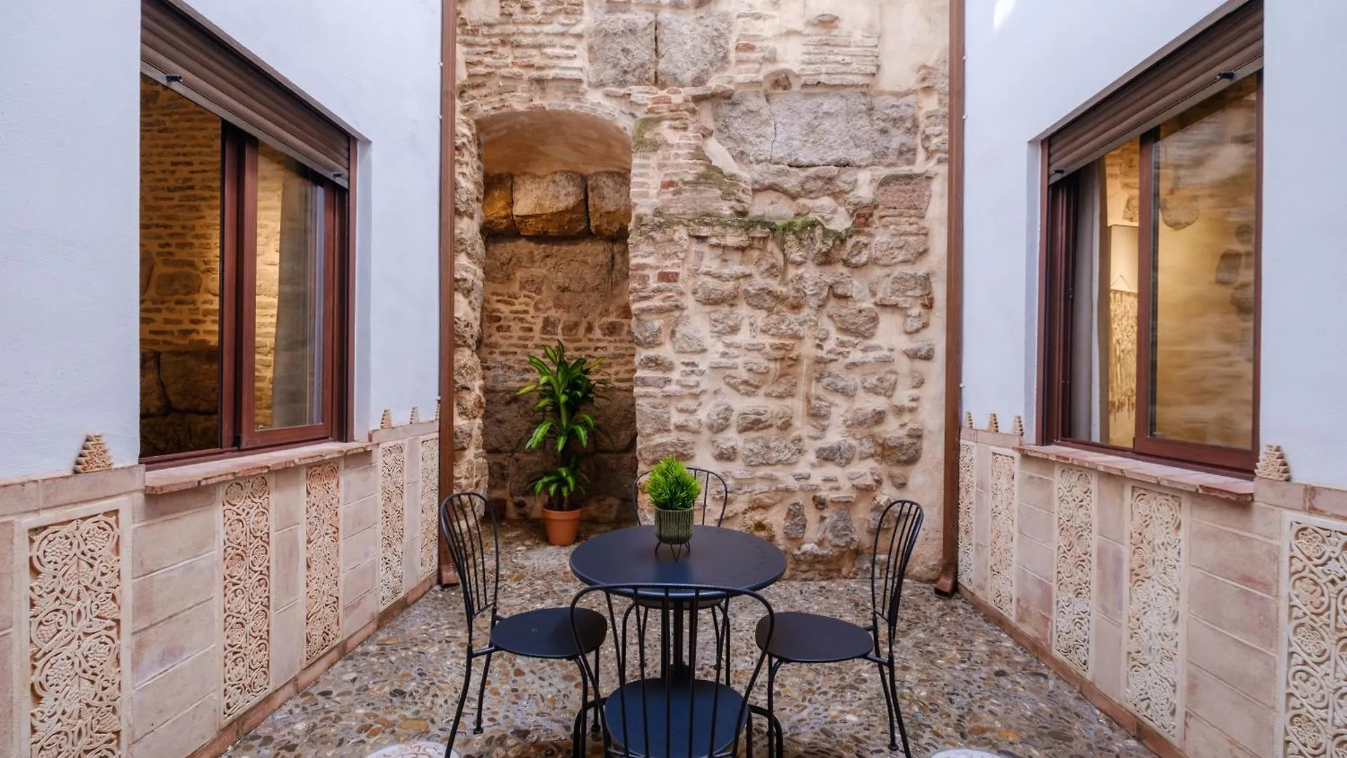 Patio Muralla Romana ¡Se Parte De La Historia! Cordoba 0*,